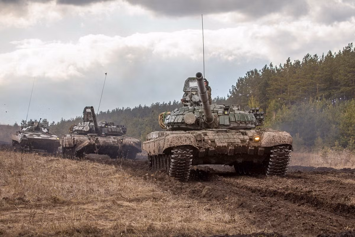 Các mẫu xe tăng T-72, T-80 và T-90 đã trở thành trụ cột trong lực lượng vũ trang của nhiều quốc gia nhờ chi phí hợp lý, độ tin cậy cao và lịch sử phục vụ lâu dài. Được sản xuất lần đầu năm 1973, T-72 đã được xuất khẩu đến hơn 40 nước, trở thành một trong những dòng xe tăng phổ biến nhất thế giới.