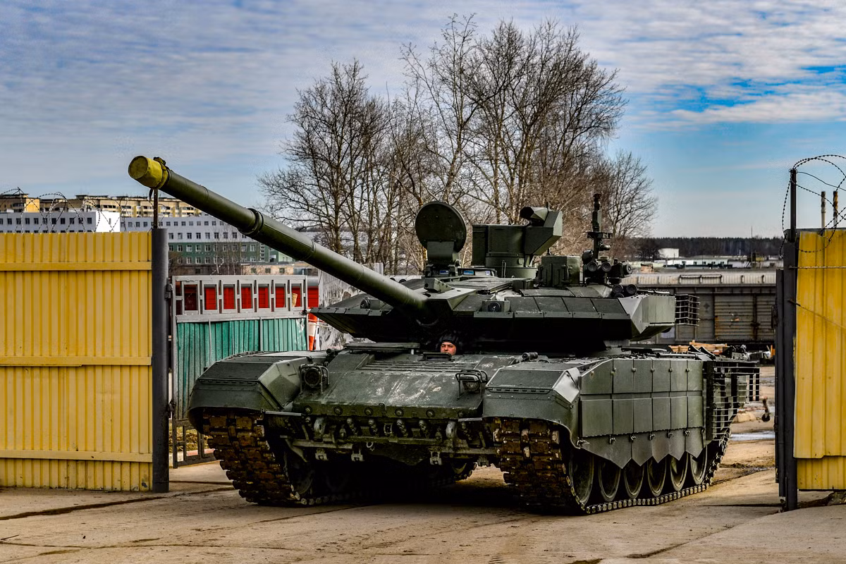 T-90, phiên bản phát triển từ T-72, là dòng xe tăng chiến đấu chủ lực hiện đại hơn của Nga. Ấn Độ hiện là quốc gia vận hành số lượng T-90 lớn nhất ngoài Nga, với phiên bản nội địa hóa mang tên T-90S Bhishma. Algeria và Azerbaijan cũng sử dụng dòng xe này, với số lượng khoảng 300 và vài chục chiếc.
