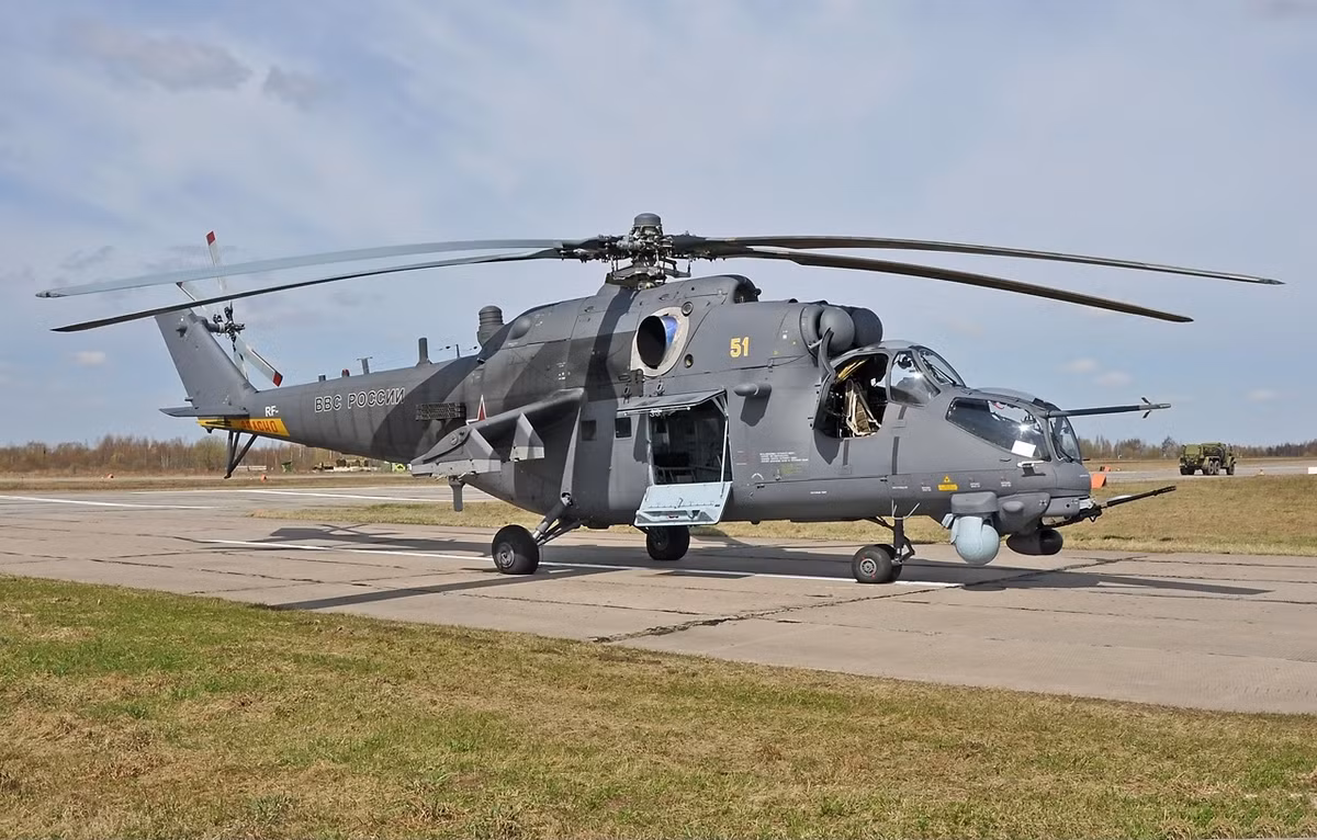 Tiếp theo là Mi-24 của Nga đi vào hoạt động từ năm 1972, được coi là trực thăng tấn công đáng gờm nhất trong thời kỳ Chiến tranh Lạnh. Mi-24 đã chứng minh được sức mạnh của mình ở nhiều chiến trường, chiếc trực thăng này vừa có khả năng tấn công vừa có khả năng vận chuyển quân.