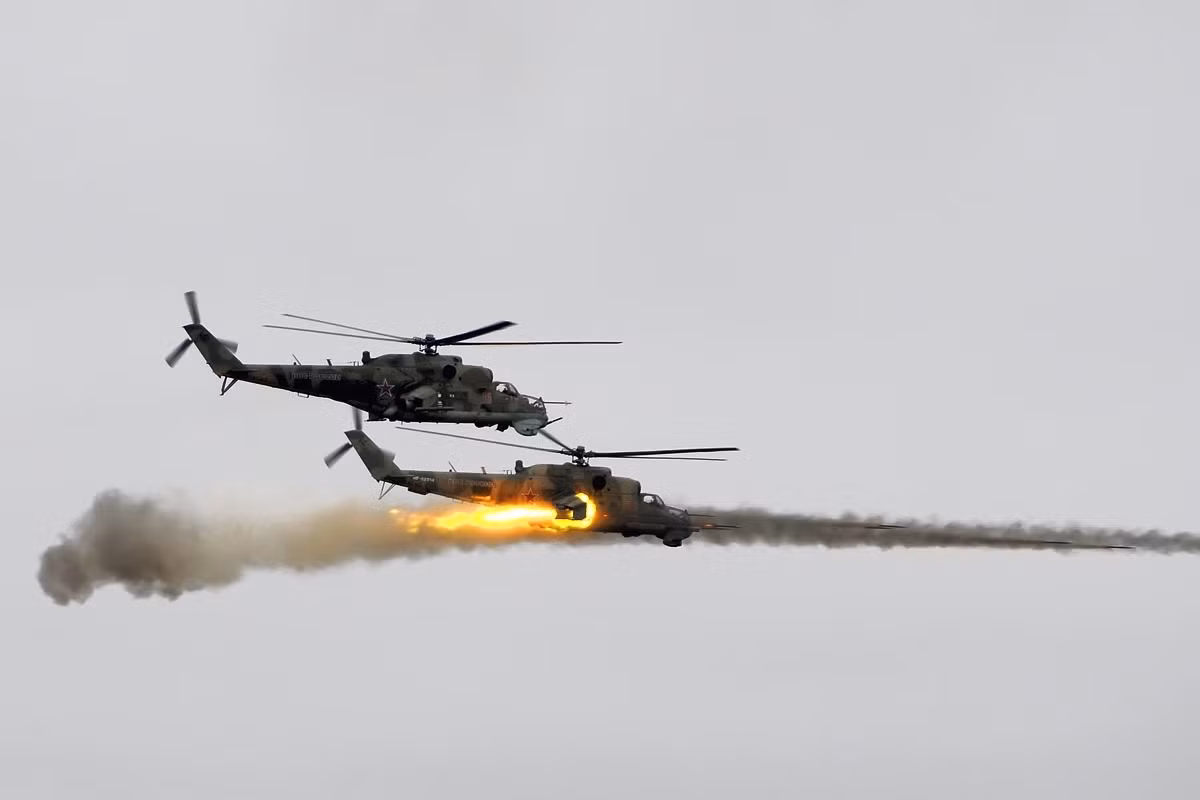 Mi-24 sử dụng 2 động cơ Isotov TV3-117 công suất 2.200 mã lực mỗi chiếc, giúp nó có thể đạt tốc độ tối đa 335 km/h, tầm hoạt động 450 km, trần bay 4.500 m. Ngoài ra, Mi-24 còn được trang bị bom, tên lửa, rocket và súng 12,7mm để tấn công.