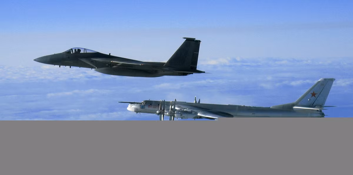 Tu-95MS là máy bay ném bom chiến lược chạy bằng động cơ tua-bin cánh quạt và Tu-22M3 là máy bay ném bom tầm xa siêu thanh, cả hai đều có khả năng mang tên lửa hành trình tiên tiến như loạt Kh-101 và Kh-55 với tầm bắn trên 2.500 km, cho phép Nga tấn công các mục tiêu sâu bên trong Ukraine mà máy bay vẫn nằm ngoài tầm với của các hệ thống phòng không Ukraine.