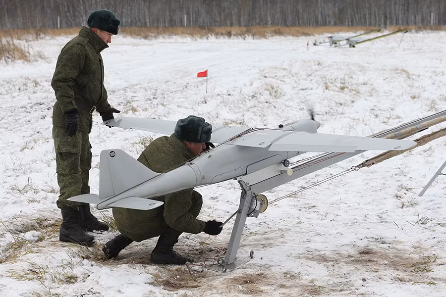 Nga, với kho vũ khí máy bay không người lái (UAV) đa dạng, đã triển khai nhiều loại máy bay không người lái từ trinh sát đến tấn công, nhằm gia tăng hiệu quả chiến đấu và thu thập thông tin tình báo.