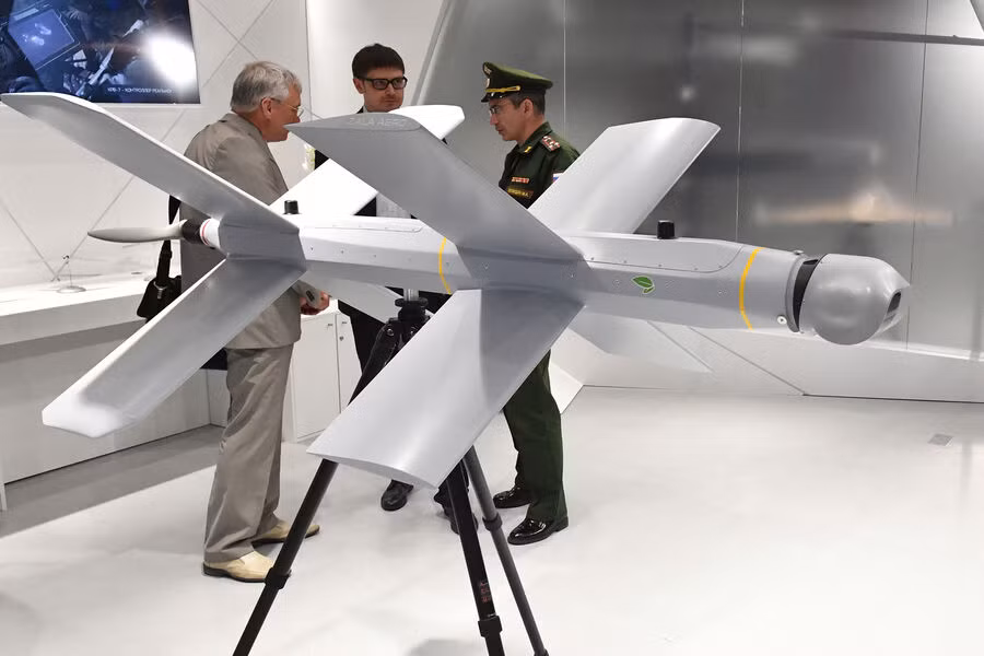 Việc sử dụng UAV không chỉ giúp Nga thực hiện các cuộc tấn công chính xác mà còn làm suy yếu hệ thống phòng không của Ukraine, tạo ra một cuộc đua công nghệ và chiến thuật giữa hai bên.