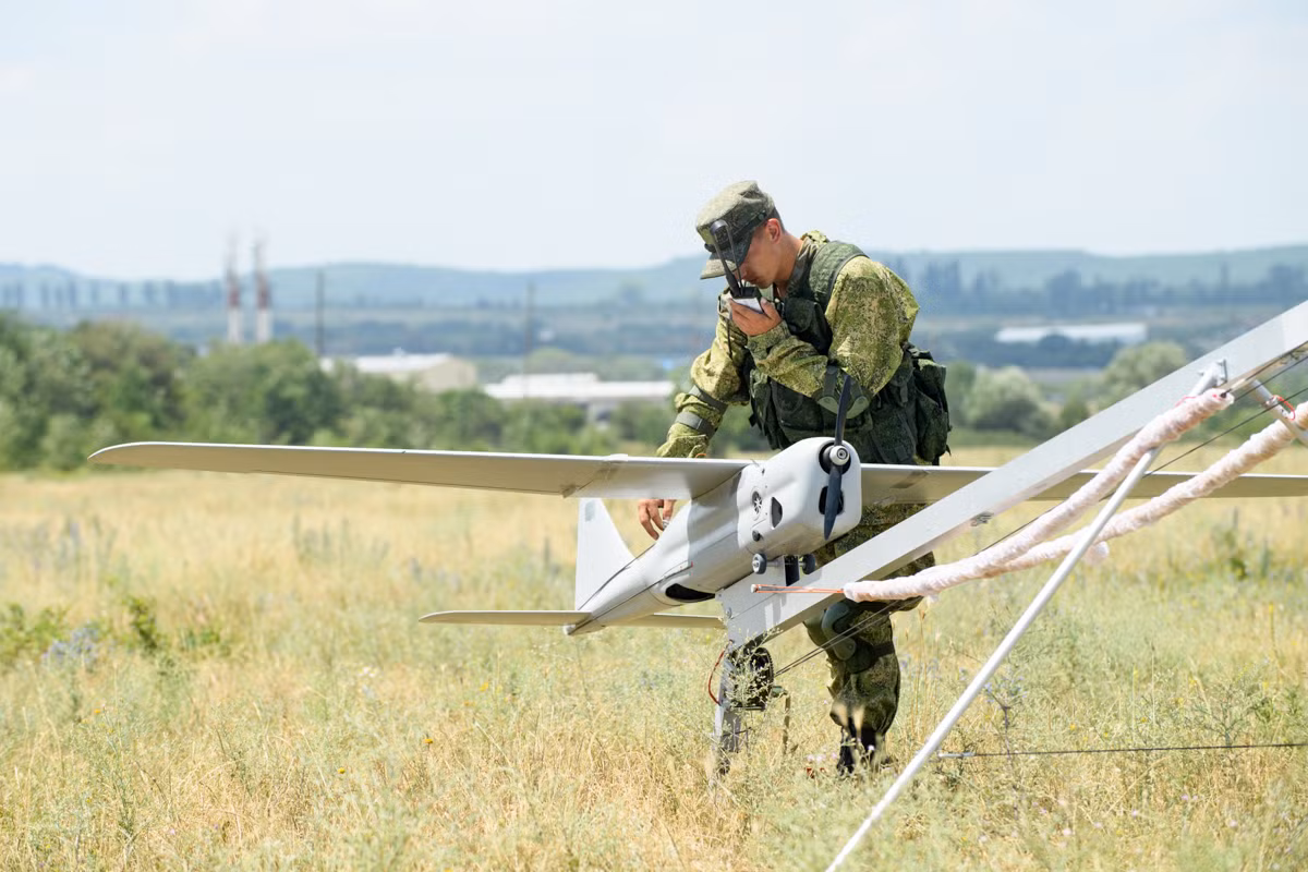 Orlan-10 là UAV trinh sát chiến thuật, được Nga sử dụng để thu thập thông tin tình báo, điều chỉnh hỏa lực pháo binh và giám sát chiến trường. Với khả năng bay liên tục trong nhiều giờ và trang bị camera quang học cùng cảm biến hồng ngoại, Orlan-10 cung cấp dữ liệu quan trọng cho các hoạt động quân sự của Nga.