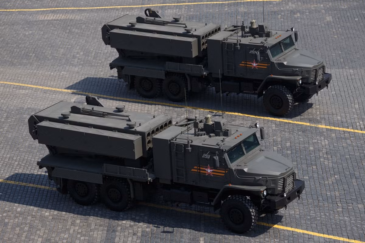 Với tầm bắn lên tới 20 km, TOS-2 có thể tấn công mục tiêu từ khoảng cách an toàn, sử dụng tên lửa 220 mm để tạo ra hiệu ứng áp suất quá mức tàn phá. Việc tích hợp các hệ thống dẫn đường và nhắm mục tiêu hiện đại giúp tăng độ chính xác, trong khi yêu cầu về nhân lực giảm và hệ thống nạp đạn tự động giúp cải thiện hiệu quả hoạt động. 