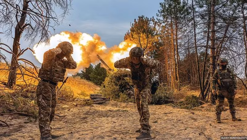 Chỉ cần cắt đứt hoặc thậm chí chỉ cần áp sát tuyến đường này, quân Ukraine buộc phải rút lui. Trên thực tế, mục tiêu của quân đội Nga không phải là tiêu diệt hoàn toàn lực lượng Ukraine tại khu vực này mà là buộc họ phải rút lui, từ đó có thể giành quyền kiểm soát khu vực này nhanh hơn. Ảnh: TASS