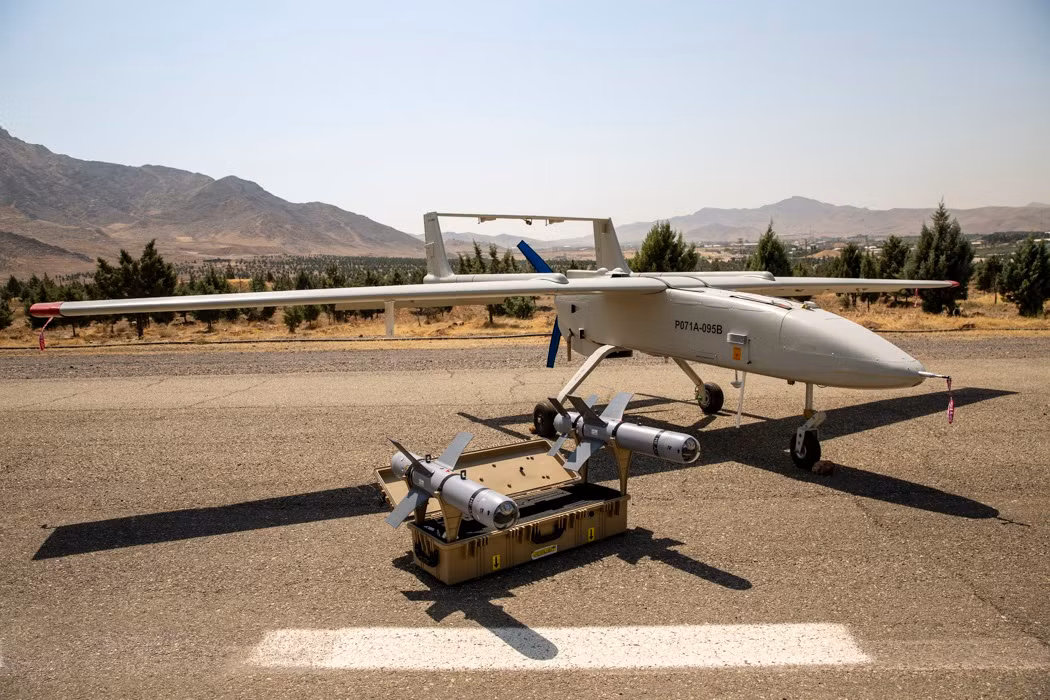 Mohajer-6 lần đầu tiên được công bố vào đầu năm 2016. Mohajer-6 là UAV hạng nặng có khả năng tiến hành trinh sát và tấn công mục tiêu tầm xa. Thân máy bay ngắn chứa thiết bị điều khiển, thiết bị trinh sát và động cơ. Cánh được làm thẳng, phần đuôi có hình chữ U. Ảnh: Wikipedia.
