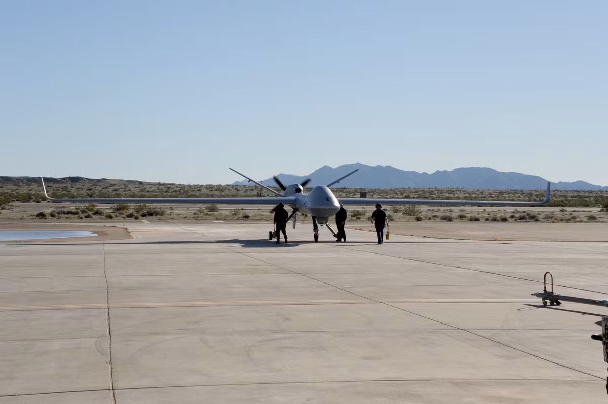 MQ-9 Reaper đạt tốc độ tối đa khoảng 482km/giờ và độ cao hoạt động lên tới 15.240m. Trọng lượng cất cánh tối đa của phương tiện là 4.760kg. MQ-9 cũng có thể sử dụng 8 tên lửa dẫn đường bằng laser. Tên lửa không đối đất 114 Hellfire có độ chính xác cao có khả năng chống thiết giáp và chống bộ binh. Ảnh: Wikipedia.