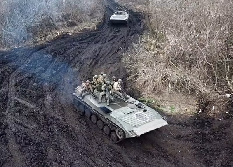 Trong khi đó lực lượng Ukraine cố gắng lợi dụng khu rừng để tránh hỏa lực pháo binh và máy bay không người lái (UAV) của Nga. Tuy nhiên, do đang là mùa đông, rừng không quá rậm rạp, khiến UAV Nga vẫn có thể phát hiện các vị trí của quân Ukraine và lần lượt tiêu diệt. Sau đó, bộ binh Nga tiến lên chiếm giữ các vị trí vừa được dọn sạch. Ảnh: Bộ Quốc phòng Nga
