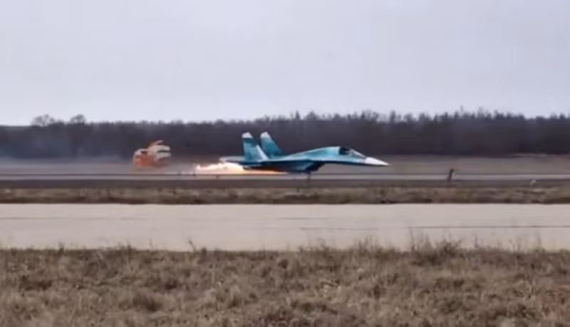 Su-34 Nga ha canh kho tin, phi cong khien tat ca sung so