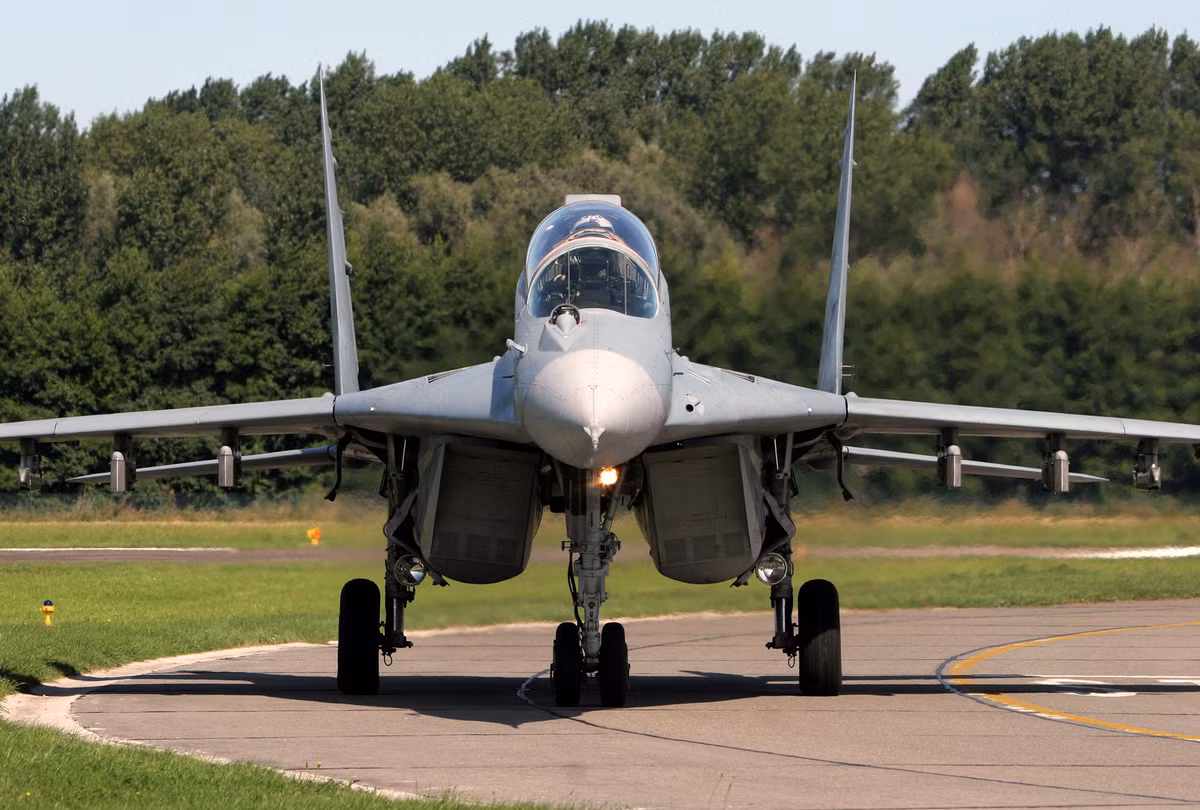 Điểm yếu của MiG-29 là khả năng chứa nhiên liệu hạn chế và không có khả năng tiếp nhiên liệu trên không. Bên cạnh đó, tầm bay tối đa của MiG-29 cũng không đạt tiêu chuẩn để thực hiện nhiệm vụ tấn công các mục tiêu trên không có giá trị cao. Cần phải có các sửa đổi để tăng sức chứa ở các mẫu máy bay sau này.
