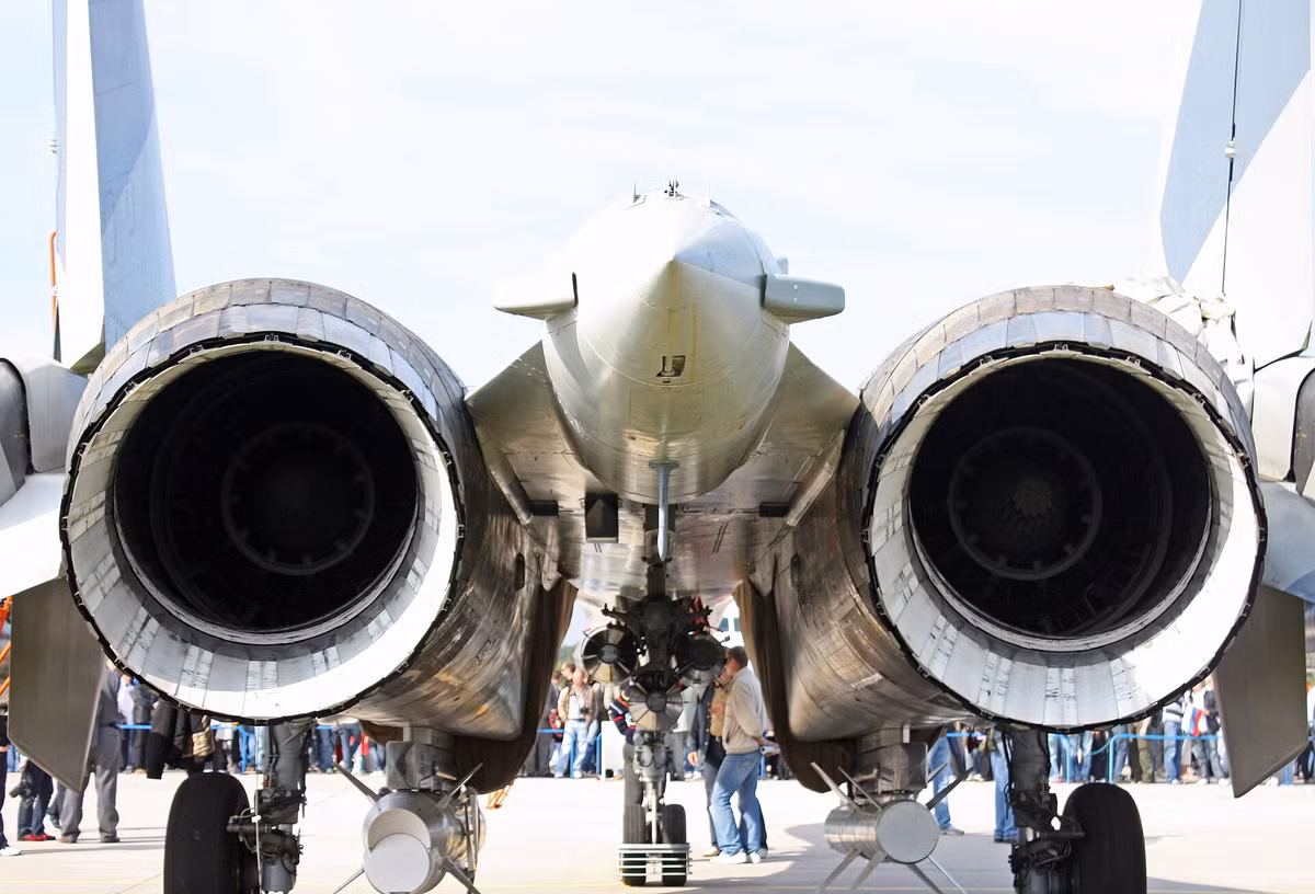 Su-35 được trang bị hai động cơ Saturn AL-41F1S với vòi phun điều hướng lực đẩy, mang lại khả năng siêu cơ động - một lợi thế lớn trong các tình huống không chiến. Khoang vũ khí của máy bay có thể mang tới 8 tấn vũ khí, từ tên lửa không đối không R-77, R-73 đến tên lửa đối đất Kh-31, Kh-59.