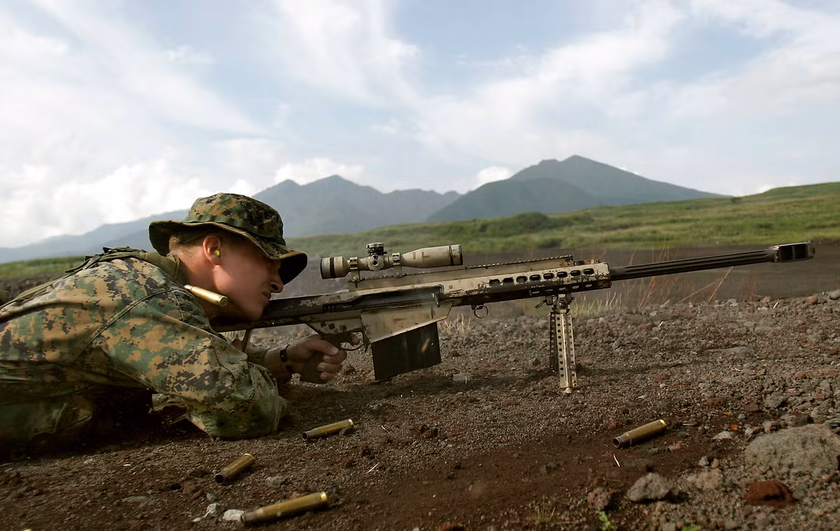 Barrett M82 có thể vô hiệu hóa các tay súng bắn tỉa đối phương ở tầm xa tốt hơn hầu hết mọi loại súng trường khác. Loại vũ khí này dễ dàng phá hủy các thiết bị radar, tàu thuyền nhỏ, xe bọc thép hạng nhẹ và các loại máy bay đang đậu. Chúng cũng có thể bắn xuyên qua các chướng ngại vật như gạch hay bê tông.