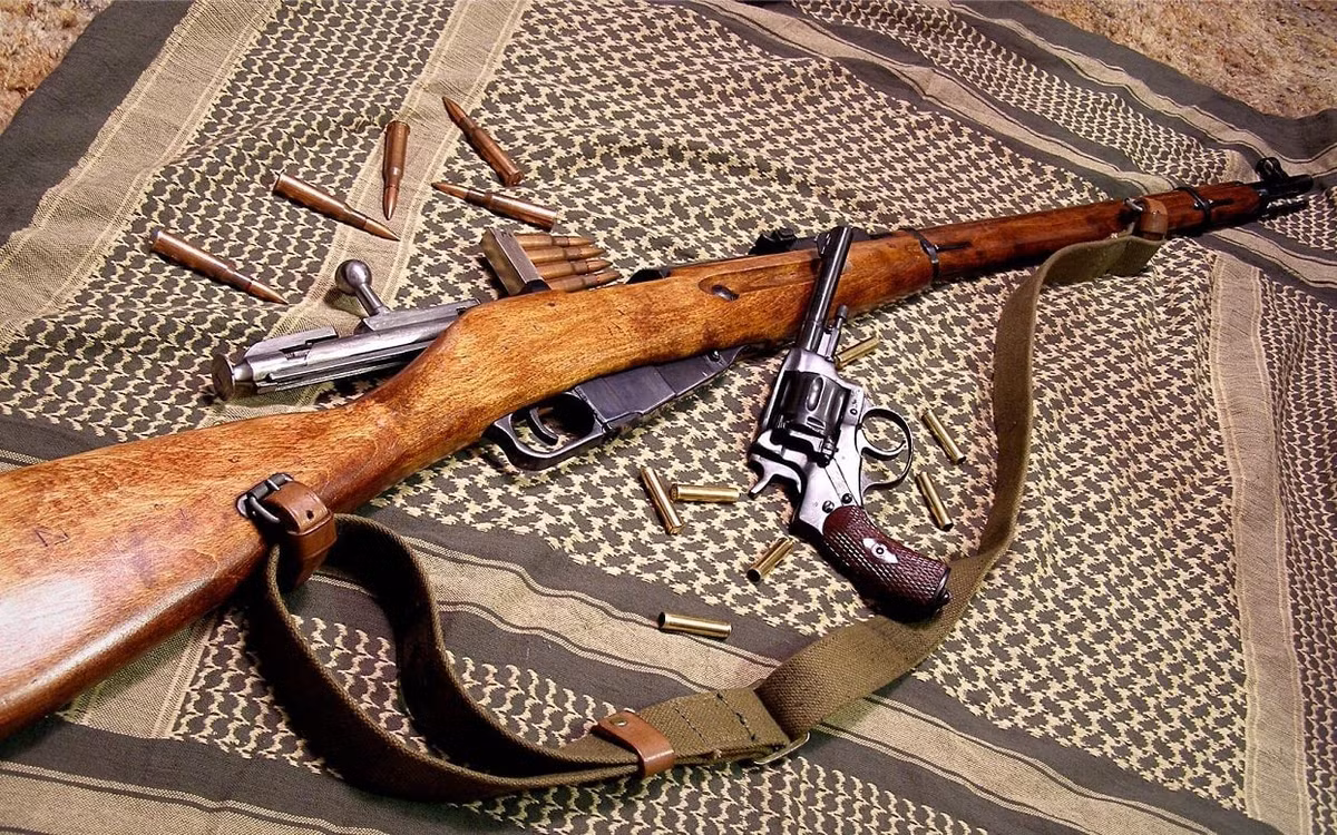 Mosin-Nagant: Được ra đời vào năm 1891, với số lượng sản xuất lên tới 37 triệu khẩu, Mosin-Nagant được cho là một khẩu súng trường bắn tỉa thông thường. Tuy nhiên, Mosin-Nagant đã chứng minh được sự chắc chắn, đáng tin cậy ngay cả khi chỉ cần vệ sinh và bảo dưỡng rất ít, khẩu súng có thể hoạt động trong những điều kiện khắc nghiệt nhất. Ảnh: 19FortyFive.