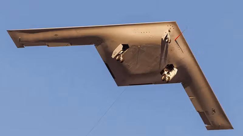 Được đặt tên theo cuộc không kích Doolittle trong Thế chiến II, B-21 Raider tàng hình có ý nghĩa công nghệ quan trọng khi phần lớn các hệ thống của nó được sản xuất một cách linh hoạt, cho phép tích hợp dữ liệu, cảm biến và vũ khí. Môi trường sản xuất kỹ thuật số cho phép máy bay B-21 Raider không cần nâng cấp qua các thế hệ, điều đã khiến B-2 Spirit trở nên lỗi thời. Ảnh: The War Zone