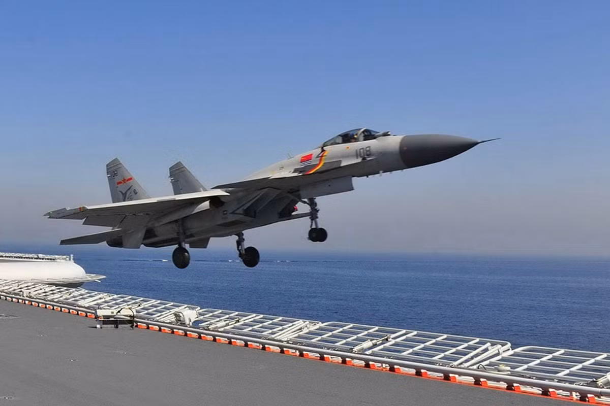 Vào tháng 4/2018, phương tiện truyền thông Trung Quốc cũng đưa tin về một vụ tai nạn máy bay J-15 trong quá trình huấn luyện, khiến phi công tử nạn. Sự cố đó đã nhấn mạnh những lo ngại về độ tin cậy của máy bay phản lực, các báo cáo sau đó chỉ ra rằng, chiếc J-15 đã gặp những hỏng hóc cơ học. Ảnh Wikipedia
