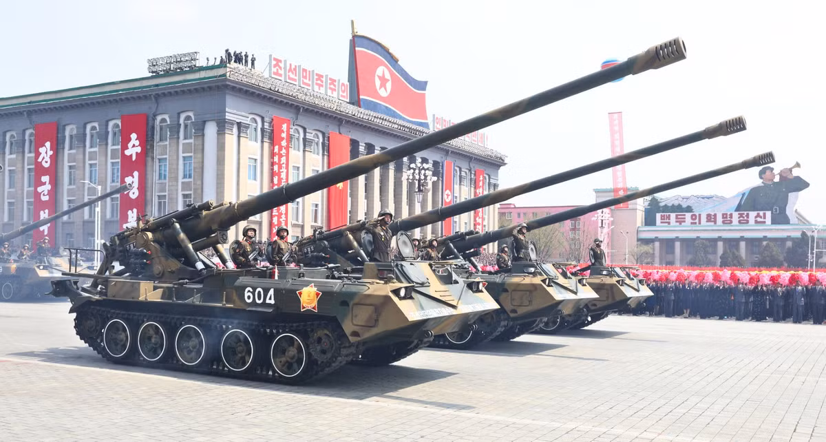 M-1989 là phiên bản sửa đổi có thể mang theo 12 viên đạn, vũ khí này lần đầu tiên được trình diễn công khai tại cuộc duyệt binh năm 1985; tốc độ bắn của pháo là 1-2 phát/5 phút, là một trong những lựu pháo có tầm bắn xa nhất thế giới lên tới 40km với đạn thông thường và 60km với đạn phản lực chủ động. Ảnh Wikipedia
