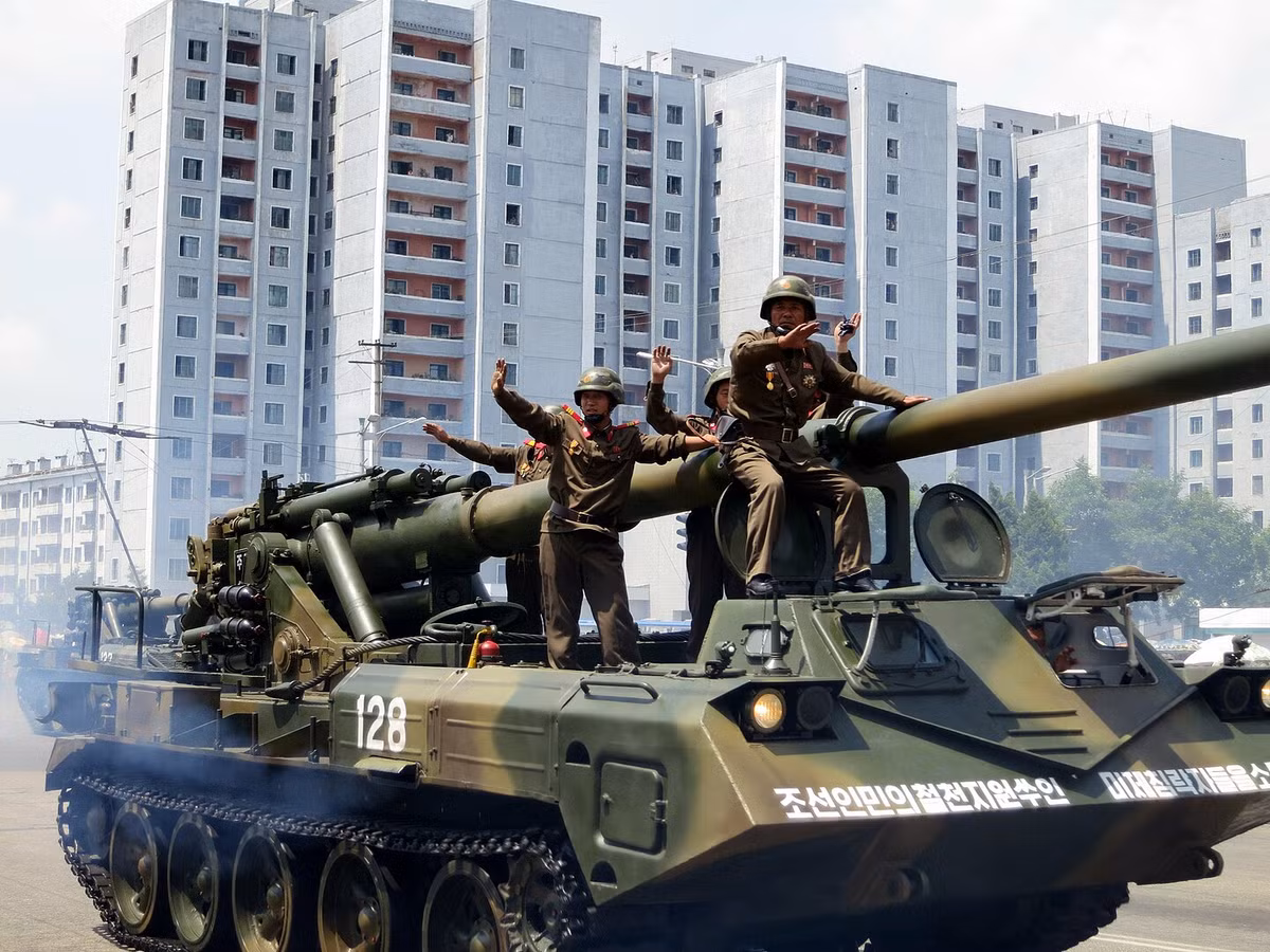 М-1989 Koksan là một trong những vũ khí uy lực nhất được sản xuất ở Triều Tiên. Có rất ít thông tin về loại pháo này được biết đến do tính chất bí mật của chính quyền Triều Tiên. Khẩu pháo này được lắp trên khung gầm của xe tăng bánh xích như T-54, T-62 hoặc Type 59, điểu này đã làm hạn chế khả năng cơ động của pháo. Ảnh Wikipedia