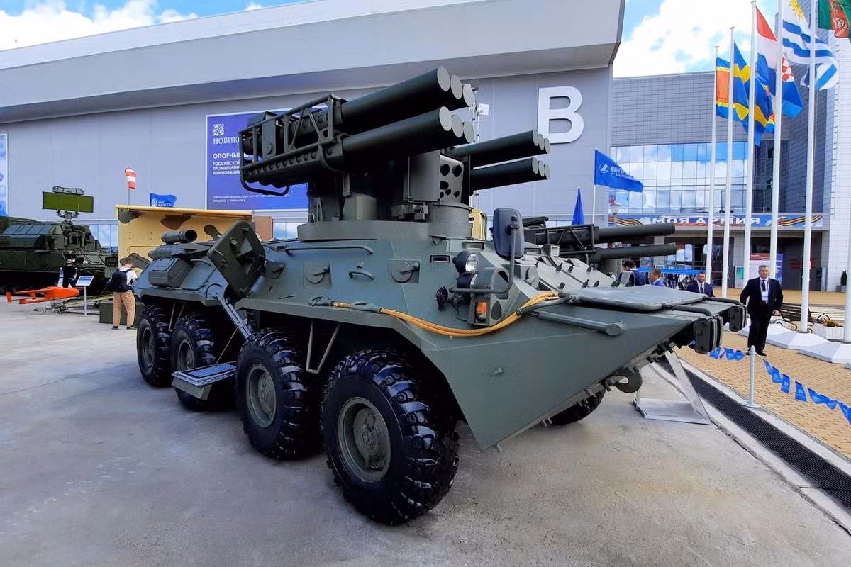 Ngoài ra, một tính năng nổi bật của Krona-E là hệ thống radar băng tần kép để thu thập và theo dõi mục tiêu. Radar này hoạt động trong mọi điều kiện thời tiết và được cho là có thể cắt qua các môi trường gây nhiễu điện tử nặng, nhờ khả năng chống đối phó điện tử.
