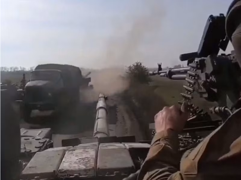 Vì vậy, lực lượng Ukraine tại Pokrovsk cũng buộc phải giảm tần suất phản công. Khi quân Nga mở lại các đợt tấn công quy mô lớn mà Ukraine lại giảm phản công, điều đó đồng nghĩa với việc họ nhường thế chủ động cho phía Nga, dẫn tới việc phòng tuyến của Ukraine sẽ từng bước bị quân Nga bào mòn. Ảnh: mk.ru