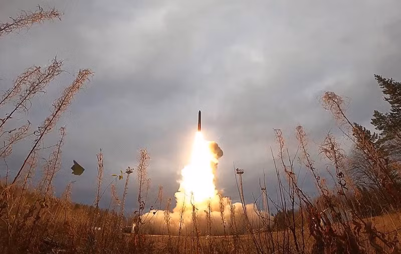 Tổng thống Ukraine Volodymyr Zelensky gọi đây là “bước leo thang tiếp theo,” ám chỉ sự phụ thuộc ngày càng tăng của Nga vào vũ khí tiên tiến. Sau đó, ông Putin xác nhận vụ tấn công, cho rằng đó là phản ứng trước việc Ukraine sử dụng tên lửa ATACMS do Mỹ cung cấp và Storm Shadow của Anh để tấn công lãnh thổ Nga. Ảnh minh họa: TASS 