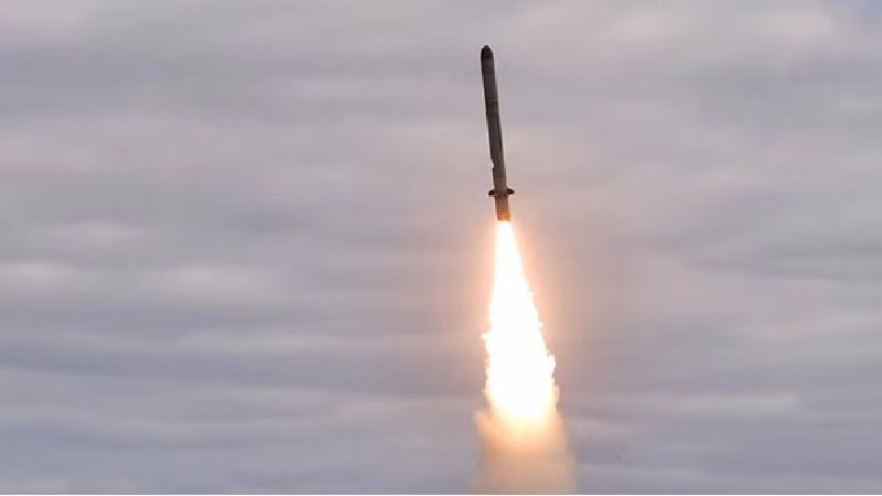 Ông Putin đã phản hồi tích cực và cho biết Nga có thể chuyển giao tên lửa cho Belarus vào nửa cuối năm 2025, tùy vào tiến độ sản xuất. Sau cuộc thảo luận này, Belarus bắt đầu chủ động xây dựng cơ sở hạ tầng để sẵn sàng tiếp nhận vũ khí. Ảnh: TASS