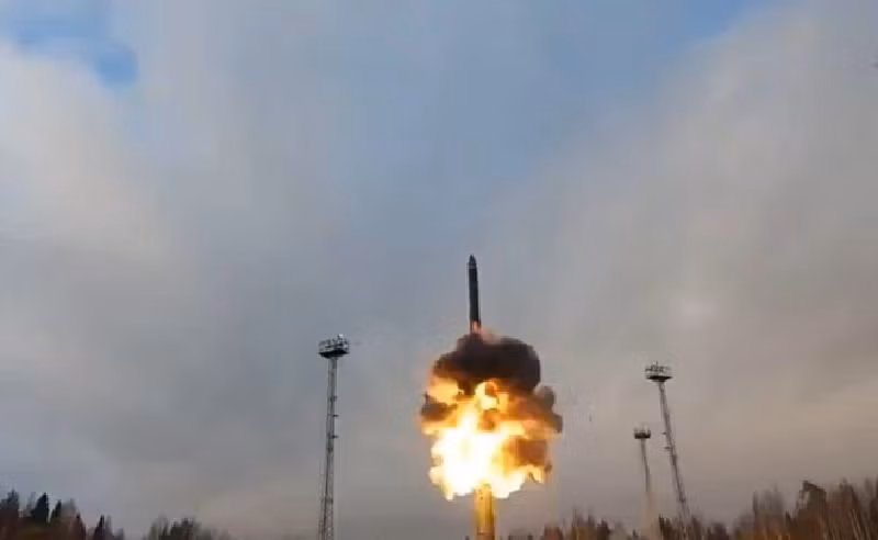 Trong khi đó, một chuyên gia quân sự Đông Âu, được Kyiv Post trích dẫn, cho rằng việc triển khai tên lửa này có thể mang ý nghĩa tâm lý nhiều hơn, giúp Nga phô trương sức mạnh mà không nhất thiết thay đổi cục diện chiến trường. Ảnh: TASS 