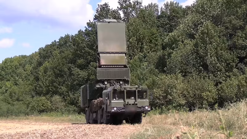 Radar 96L6E, được NATO gọi là “Cheese Board,” không phải là một thiết bị quân sự thông thường. Được phát triển bởi tập đoàn Almaz-Antey của Nga và đưa vào biên chế từ năm 2008 sau nhiều năm cải tiến, hệ thống này là một trụ cột quan trọng trong kiến trúc phòng không hiện đại của Nga. Ảnh: Defense Blog