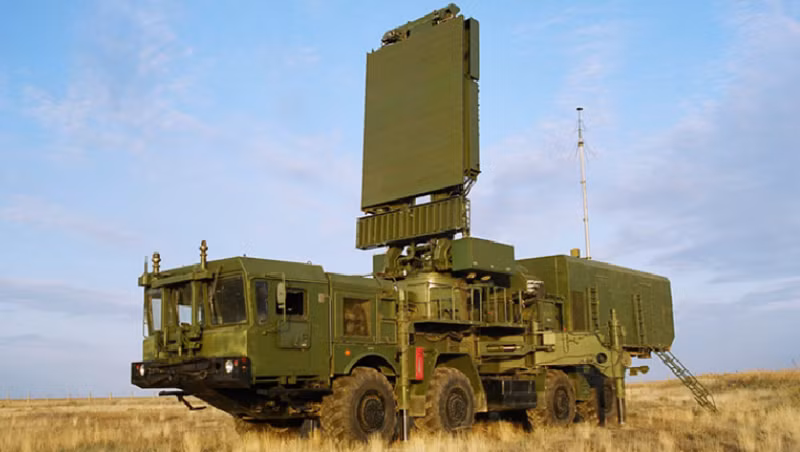 Radar cảnh giới nhìn vòng 96L6E một trong những thành phần quan trọng trong hệ thống phòng không tiên tiến S-300 và S-400 của Nga. Việc mất đi modul ăng-ten đồng nghĩa hệ thống radar này mất đi sức chiến đấu. Ảnh: lemz.ru
