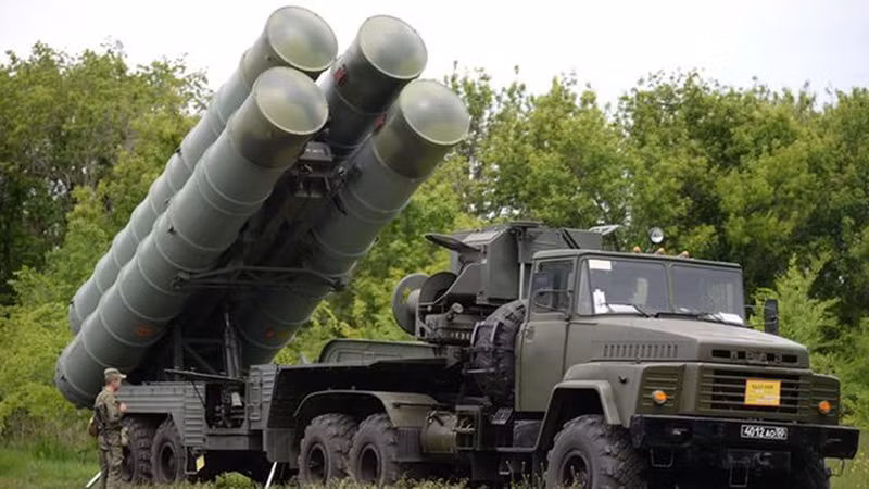 Hệ thống phòng không S-300 và S-400 có độ chính xác lên tới 100%, nhưng không được sử dụng để tấn công chính xác các mục tiêu mặt đất của quân đội Ukraine. Những số liệu này được đưa ra trong báo cáo mới nhất của Trung tâm Nghiên cứu Chiến lược và Quốc tế (CSIS). Ảnh: RT