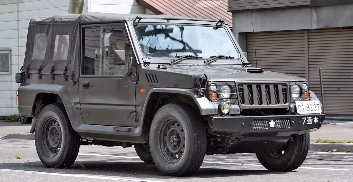 Việc bổ sung xe tải hạng nhẹ Mitsubishi Type 73 mặc dù không phải là một bước ngoặt, nhưng sẽ cải thiện khả năng di chuyển của quân đội, phân phối vật tư và cung cấp khả năng sơ tán y tế. Với bản chất tiêu hao của cuộc xung đột, nơi các tuyến tiếp tế liên tục bị đe dọa, những phương tiện hỗ trợ như vậy có thể chứng minh là vô giá trong việc bảo đảm cho các lực lượng Ukraine hoạt động trên nhiều mặt trận. Ảnh mil.in.ua