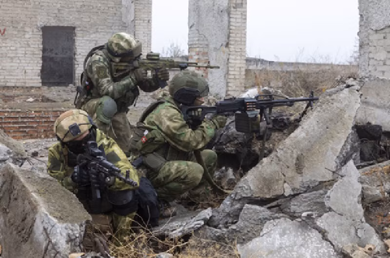 Hiện tại, quân Nga đang thắng thế, càng đánh càng thuận lợi, trong khi quân Ukraine chỉ còn cách rút lui lặng lẽ về các vị trí phòng thủ cũ trước khi phản công. Ảnh: Bộ Quốc phòng Nga