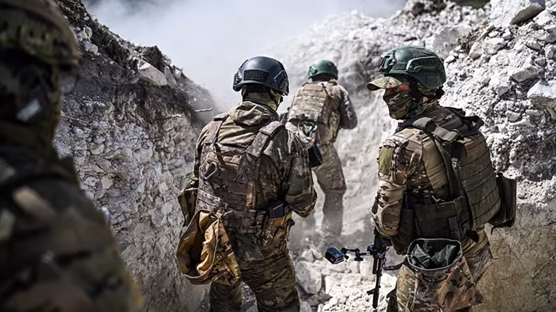 Sau thất bại trong cuộc phản công ở Toretsk, quân Ukraine đã đổi chiến thuật, chuyển sang phương án “giữ vững mặt trận chính diện, tấn công hai bên sườn.” Vì không thể đối đầu trực diện với quân Nga, họ tìm cách tạo cơ hội từ hai bên, hoặc tấn công, hoặc tiến hành các hành động quấy rối nhỏ lẻ. Làm như vậy khiến quân Nga đang tiến sâu từ mặt trận chính diện trông có vẻ như đang đơn độc thọc sâu vào trận địa. Ảnh: RIA Novosti