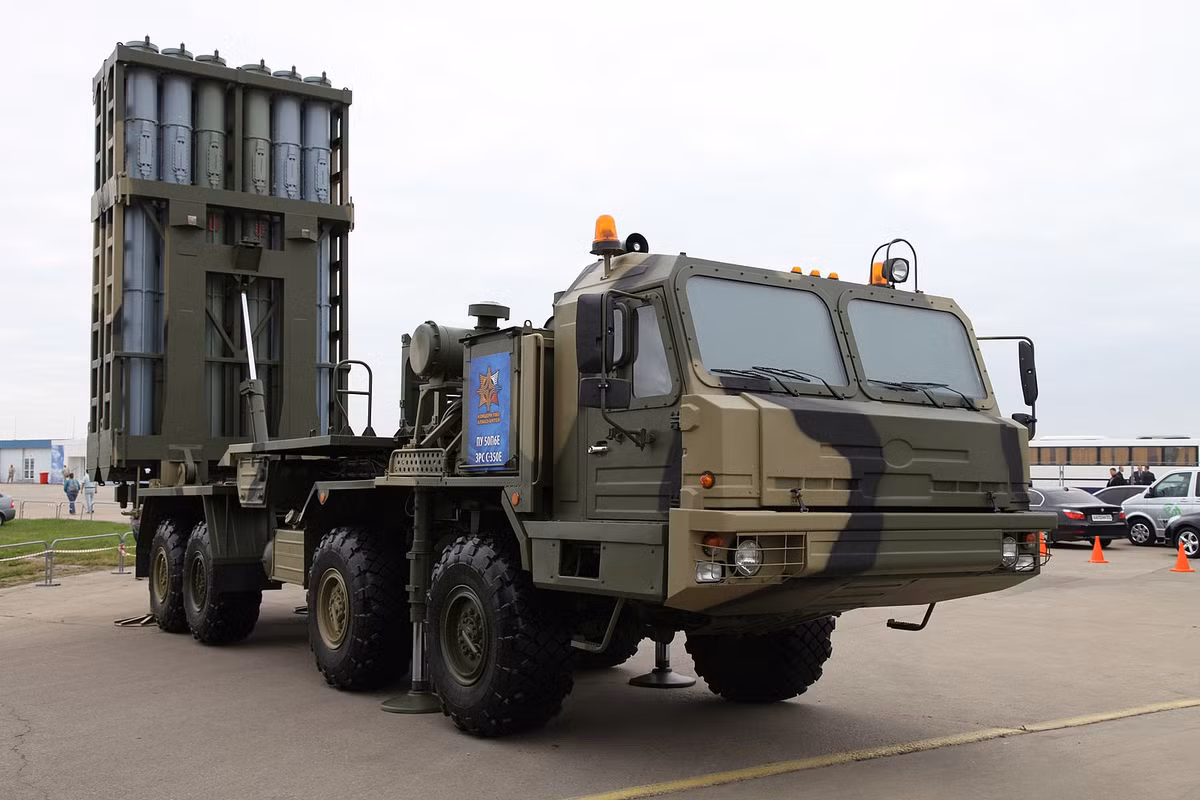 S-350 sử dụng tên lửa chính là 9M96 tầm bắn chỉ khoảng 30km và tên lửa lửa mờ rộng 9M96D có thể bắn tới mục tiêu ở khoảng cách 120km, một số báo cáo cho rằng hệ thống có thể đạt tầm bắn lên đến 145km.