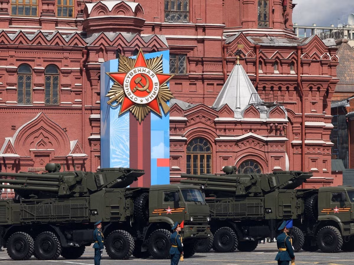 Hệ thống S-350 do tập đoàn Almaz-Antey phát triển và chính thức đi vào hoạt động từ năm 2020. Đây là hệ thống phòng không hiện đại, được thiết kế để thay thế cho hệ thống S-300P và S-300PS thời thời Chiến tranh Lạnh. So với các hệ thống cũ như S-300P, S-350 có tính cơ động cao hơn, giúp nó phù hợp hơn cho các chiến dịch tiền tuyến, đặc biệt trong điều kiện mùa đông khắc nghiệt. Ảnh Wikipedia