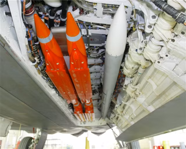 Nhật Bản “chốt” tên lửa AIM-120 AMRAAM: Đắt có xắt ra miếng? - Hình 8 Nhat Ban “chot” ten lua AIM-120 AMRAAM: Dat co xat ra mieng?-Hinh-8