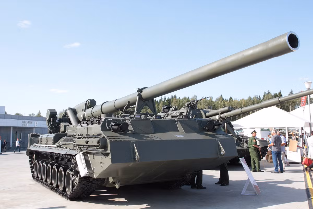 Đặc biệt, trong cuộc xung đột Ukraine, cả Nga và Ukraine đều sử dụng hệ thống này để giành lợi thế trong các trận pháo kích. Với khả năng bắn xa, “Pion” dễ dàng vượt qua các giới hạn do thỏa thuận Minsk đặt ra và tạo ra lợi thế đáng kể trong chiến thuật.