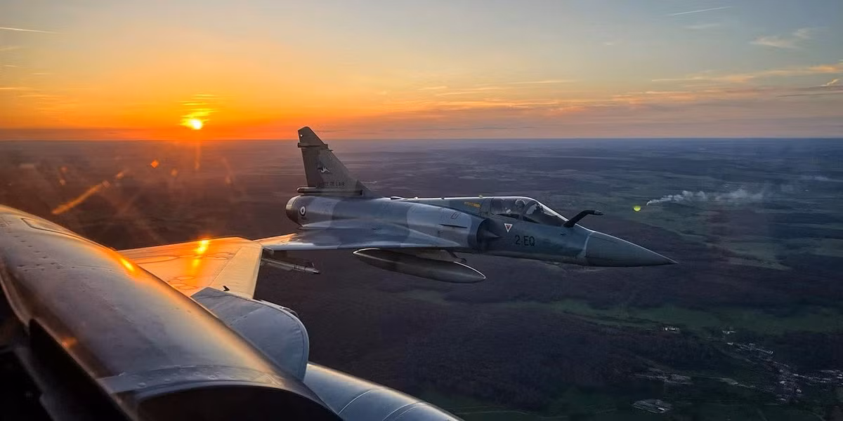 Bên cạnh đó, nhằm đáp ứng yêu cầu tác chiến của Ukraine, những chiếc Mirage 2000-5F đã được nâng cấp đáng kể, bao gồm hệ thống tác chiến điện tử tiên tiến, khả năng tấn công mặt đất và tích hợp vũ khí theo tiêu chuẩn NATO, giúp tăng cường hiệu suất trong các nhiệm vụ chiến đấu thực tế.
