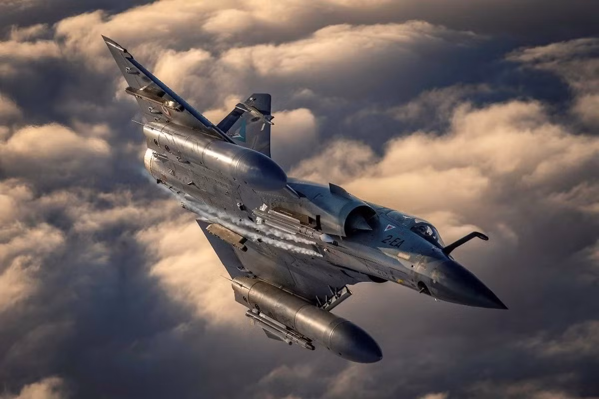 Phiên bản Mirage-2000 5F cơ bản vẫn giống như phiên bản tiêu chuẩn với tốc độ tối đa 2700 km/h, trần bay 18km và bán kính chiến đấu lên đến hơn 1.000km với trang bị chiến đấu tiêu chuẩn. Thiết kế cánh dạng tam giác của máy bay chiến đấu Pháp phù hợp với tác chiến ở tốc độ cao cho nhiều loại nhiệm vụ khác nhau, từ đối không tới đối đất với vũ khí chính xác cao.
