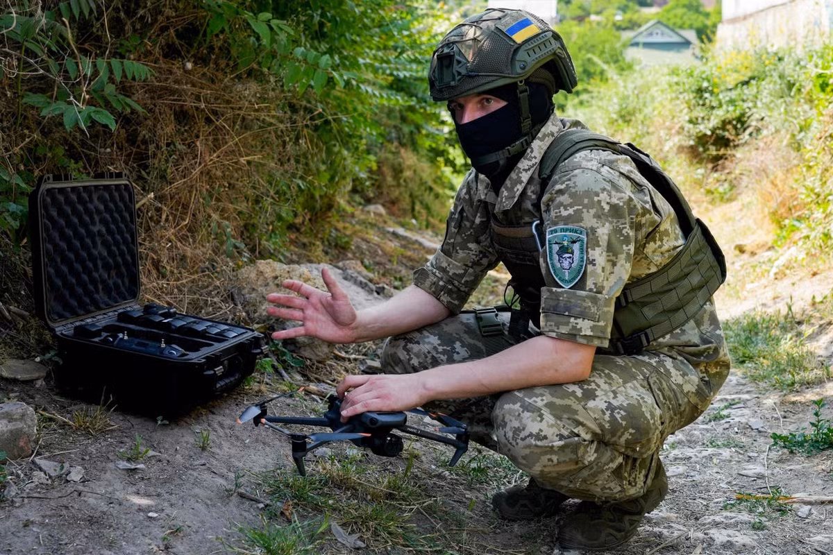 Máy bay không người lái (UAV) trong những năm trở lại gần đây là một phần quan trọng của nhiệm vụ tình báo và trinh sát trong quân đội các nước. Cuộc xung đột ở Ukraine đã thúc đẩy sự phát triển của công nghệ và chiến thuật máy bay không người lái, khiến việc sử dụng UAV cho các nhiệm vụ giám sát và tấn công đã trở thành một phần quan trọng của chiến tranh hiện đại. Ảnh The Independent