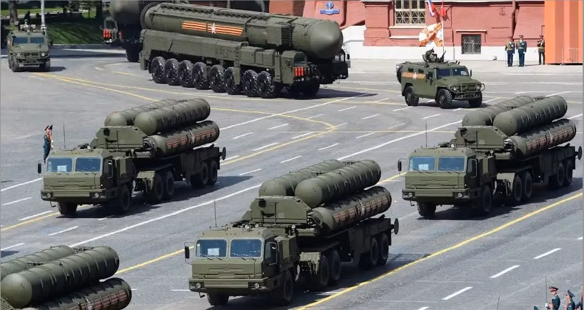 Trong khi đó, khả năng triển khai hệ thống S-400 – với tầm bắn tối đa 400 km – có thể thay đổi đáng kể cán cân sức mạnh trong khu vực. Thổ Nhĩ Kỳ cũng dự kiến triển khai máy bay không người lái giám sát và tấn công tại T-4, bao gồm các mẫu UAV có khả năng tấn công tầm xa để mở rộng tầm ảnh hưởng trên sa mạc Syria.