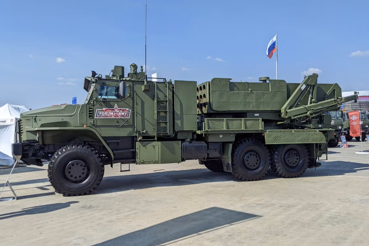 Ngoài ra, TOS-2 cũng có lồng chống máy bay không người lái trên phần bệ phóng để chống lại các loại đạn dược và máy bay không người lái của Ukraine. Những cải tiến này tăng cường tính linh hoạt trong hoạt động và giảm các hạn chế về hậu cần so với các phiên bản trước.