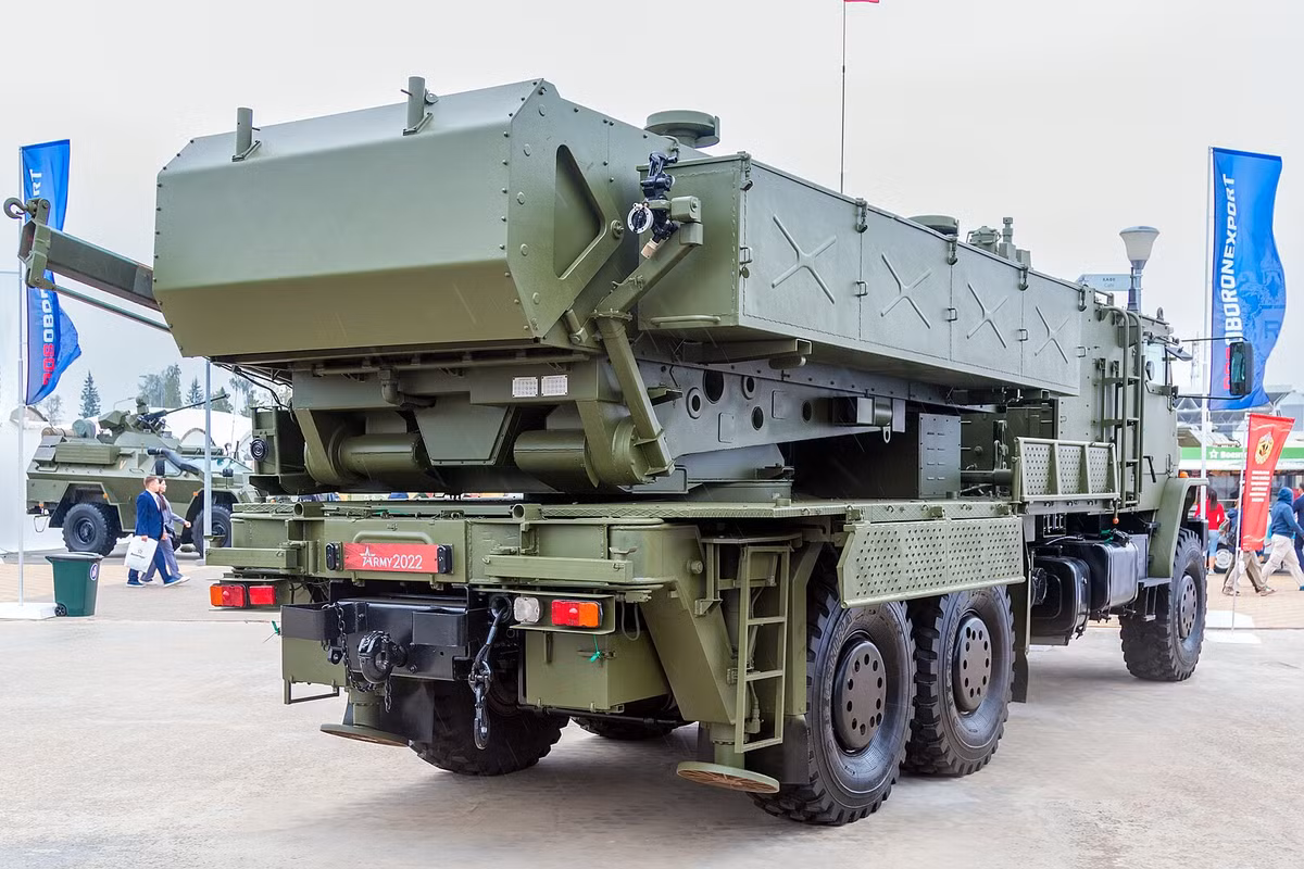 Vào tháng 9/2020, TOS-2 lần đầu tiên được trưng bày công khai trong Lễ diễu hành Ngày Chiến thắng phát xít năm 2020 và sau đó được trình làng tại cuộc tập trận quân sự Kavkaz-2020. Hệ thống này đã đi vào hoạt động tại Quân khu Trung tâm của Nga vào ngày 6/1/2021.