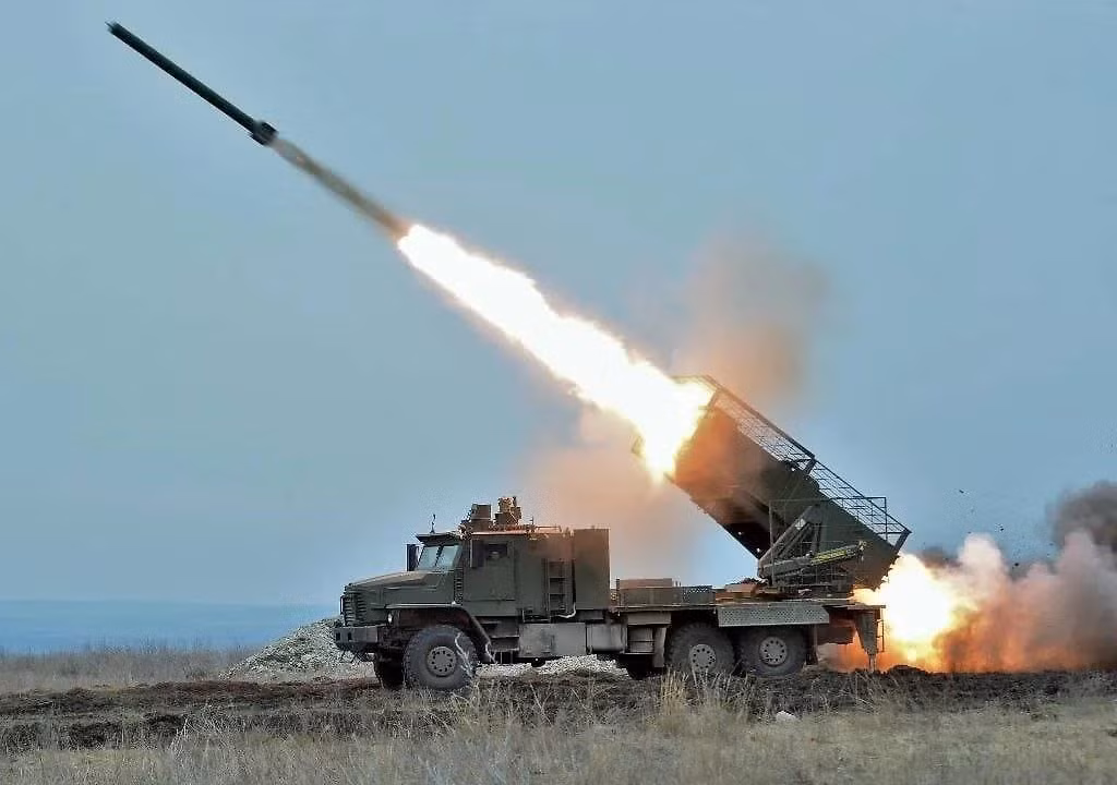 Các nguồn tin của Nga mô tả việc triển khai TOS-2 tại Ukraine, là một phần trong nỗ lực hiện đại hóa khả năng hỗ trợ hỏa lực trên chiến trường, nhấn mạnh vào khả năng cơ động và phạm vi hoạt động tăng lên so với các mẫu cũ. Các quan chức quân sự Nga đã lưu ý rằng, hệ thống này đã trải qua những cải tiến liên tục, bao gồm phạm vi mở rộng và các tính năng bảo vệ bổ sung.