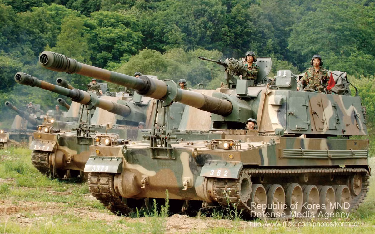 Vũ khí chính của K9 là súng 155mm/52, có tốc độ bắn liên tiếp là ba viên mỗi 15 giây và tốc độ bắn tối đa là 6-8 viên một phút với 2 nạp đạn viên. K9 Thunder được thiết kế để đáp ứng khái niệm chiến thuật hiện đại về bắn và chạy. Ảnh The National Interest