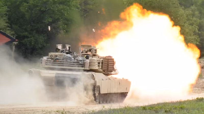 Các kíp lái Ukraine phàn nàn rằng Abrams trở thành mục tiêu dễ dàng cho các toán điều khiển drone của Nga, những người có thể nhanh chóng phát hiện và xác định vị trí của nó. Họ cũng chỉ ra rằng những chiếc Abrams mà họ nhận được gặp nhiều vấn đề kỹ thuật, đặc biệt là với động cơ và hệ thống điện tử. Ảnh: Creative Commons