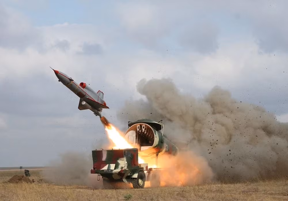 Cầu Crimea đóng vai trò là tuyến đường hậu cần quan trọng, cho phép vận chuyển vật tư quân sự và hàng hóa dân sự giữa Nga và Crimea. Ukraine đã nhiều lần tìm cách phá hủy cây cầu để phá vỡ tuyến tiếp tế này, cản trở các hoạt động quân sự và thách thức khả năng duy trì quyền kiểm soát khu vực của Nga.