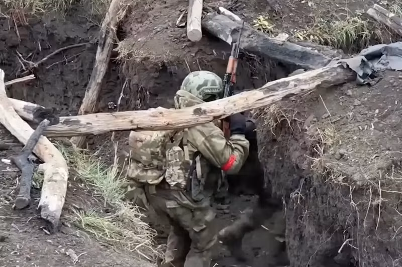 Một binh sĩ Ukraine đã viết trong nhật ký với nỗi sợ hãi: “Chúng tôi trốn trong tầng hầm, nhưng vẫn nghe thấy tiếng lên đạn liên tục của súng săn ngay phía trên đầu…”. Mối đe dọa từ trên cao này khiến binh sĩ Ukraine luôn sống trong căng thẳng tột độ, ảnh hưởng nghiêm trọng đến trạng thái chiến đấu. Ảnh: Topcor.ru
