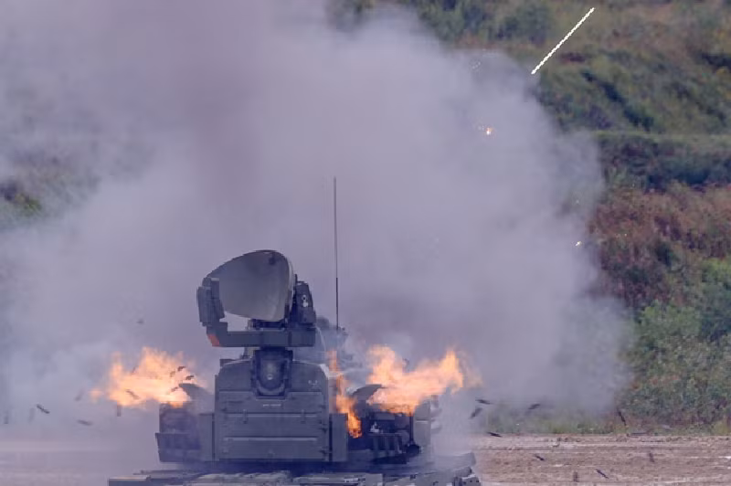 Về chiến tranh tâm lý, Nga cố tình giữ lại một số cứ điểm của Ukraine trong khu vực mỏ, sử dụng các điểm cao để dụ quân tiếp viện Ukraine vào bẫy. Một khi lực lượng tiếp viện tiến vào, pháo phản lực TOS-1A với đạn nhiệt áp lập tức khai hỏa. Điển hình như trận chiến tại Mỏ số 12, khi 24 quả đạn xuyên hầm dội xuống, toàn bộ binh sĩ Ukraine cố thủ trong hầm sâu trăm mét đều bị tiêu diệt. Ảnh: News.ru