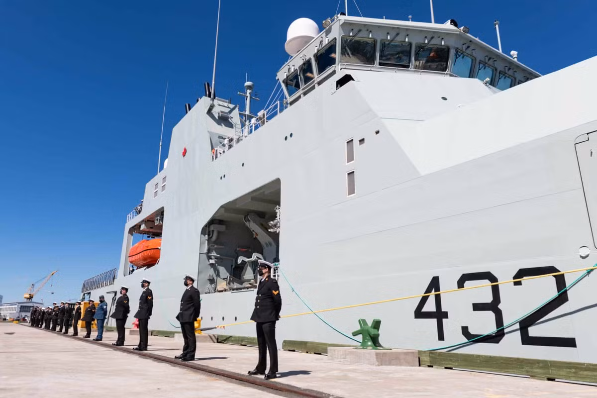 Chương trình tàu tuần tra Bắc Cực (Arctic Offshore Patrol Ship - AOPS) được kỳ vọng sẽ là bước tiến lớn của Hải quân Canada trong việc bảo vệ chủ quyền ở vùng Bắc Cực. Tuy nhiên, dự án này đã gặp hàng loạt vấn đề từ khâu thiết kế đến triển khai.